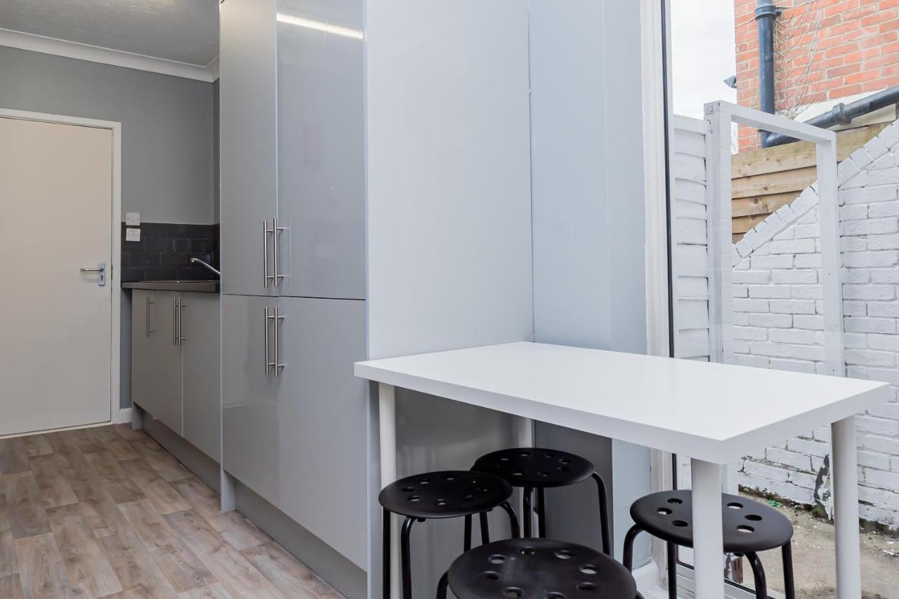 Shirley House 2, Self Catering Guest House, Self Check In, Smart Locks, 10 Min Walk To Southampton General, Aspire And Princess Anne Hospitals, Access To Fully Equipped Kitchen, Excellent Transport Links, Ideal For Longer Stays And Hospital Shifts エクステリア 写真